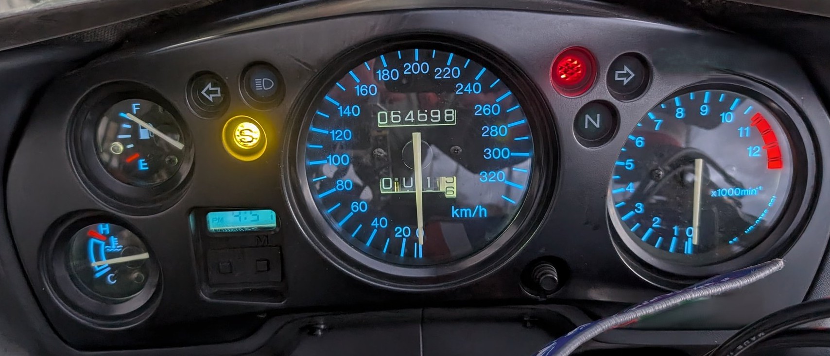 Zegary wersji gaźnikowej, prędkościomierz do 320 km/h · fot. Asupara, Wikimedia Commons, CC BY-SA 4.0