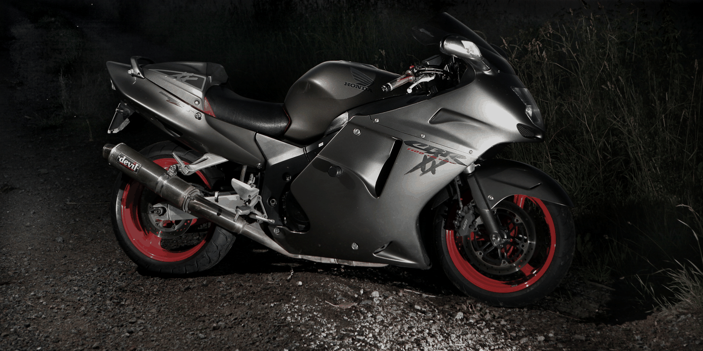 Honda CBR1100XX Super Blackbird w wersji grafitowej, ujęcie z boku o zmierzchu